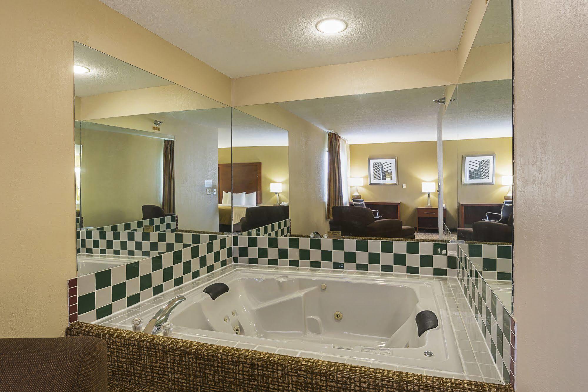 Quality Inn Waverly מראה חיצוני תמונה